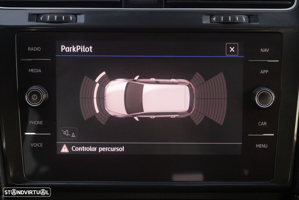 VW Golf 1.6 TDI Highline DSG - 12