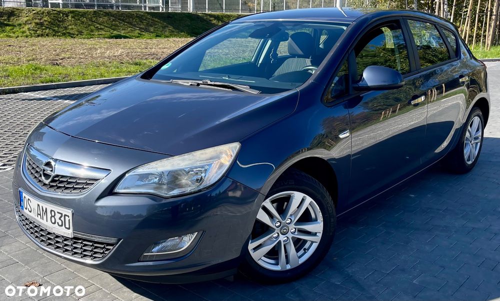 Opel Astra 2011 photo 2