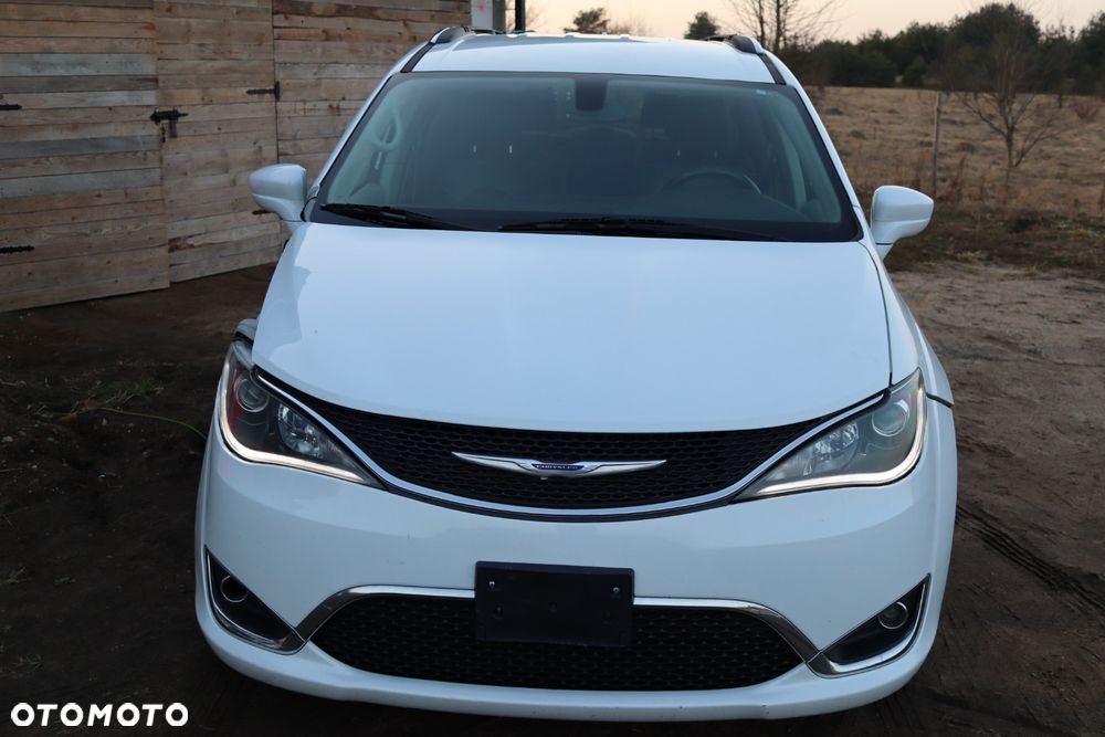 Chrysler Pacifica - 11