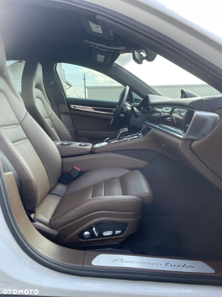 Porsche Panamera Turbo - 12