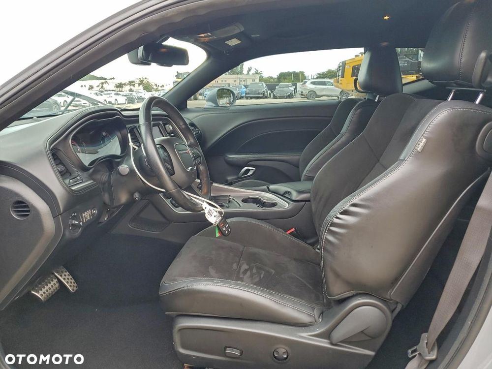 Dodge Challenger - 10