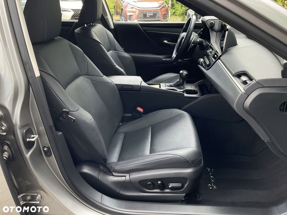 Lexus ES 300h Business Edition - 18