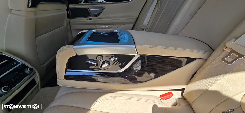 BMW 740 d xDrive Pack M - 10