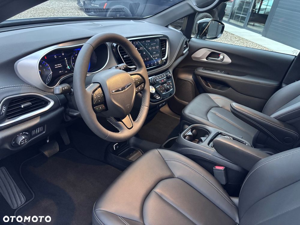 Chrysler Pacifica - 16