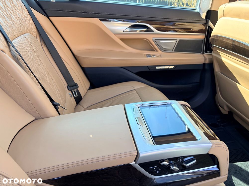 BMW Seria 7 750i xDrive Edition Exclusive - 17