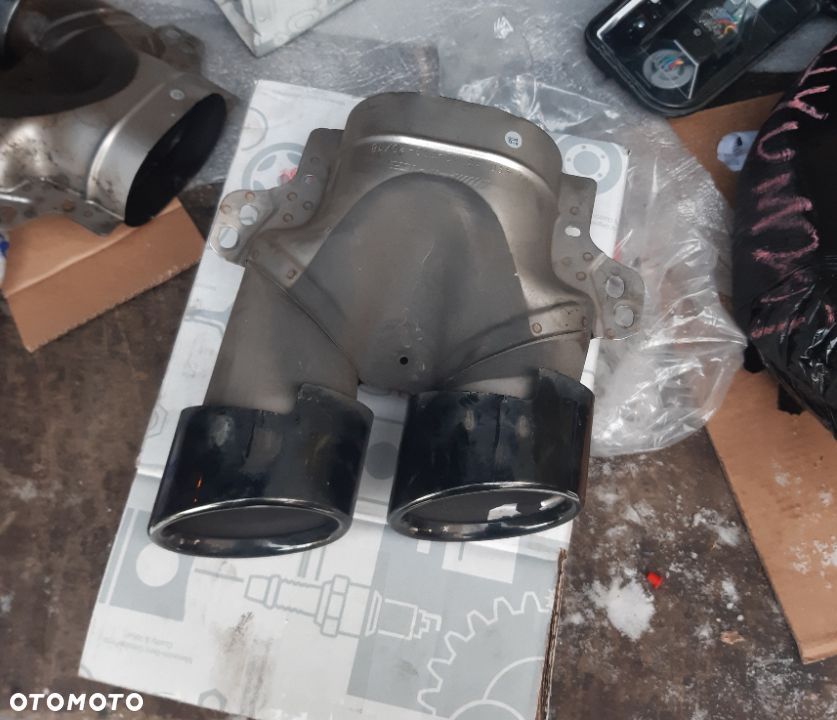 Końcówka wydechu Mercedes AMG GT 190 C-Klasa W205 AMG A0004901000 - 1