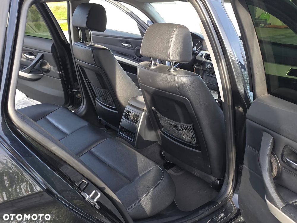 BMW Seria 3 320d DPF Touring - 15