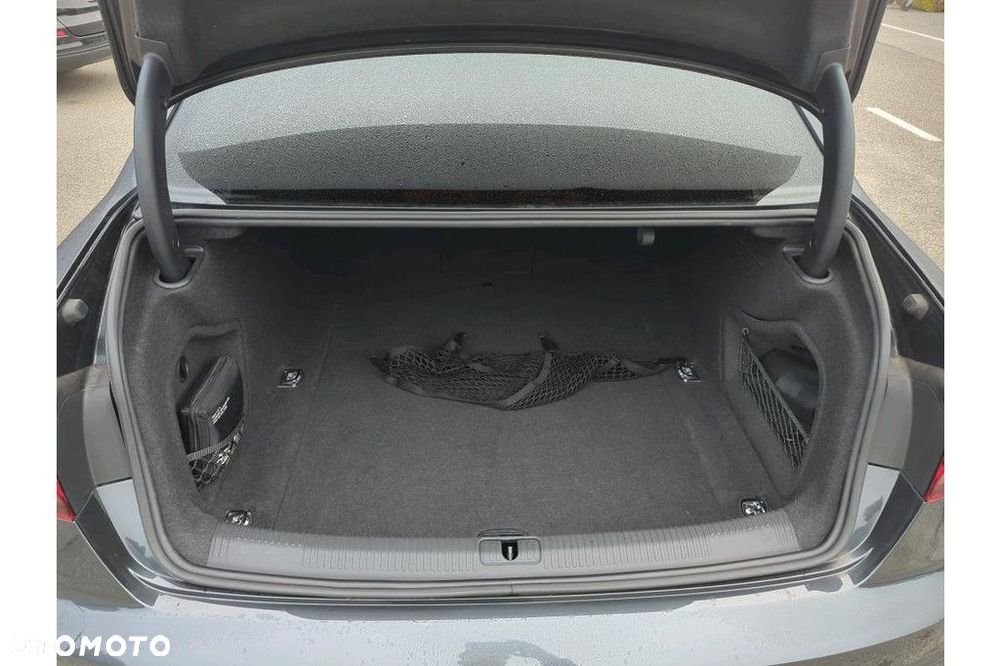Audi A4 Limousine - 8