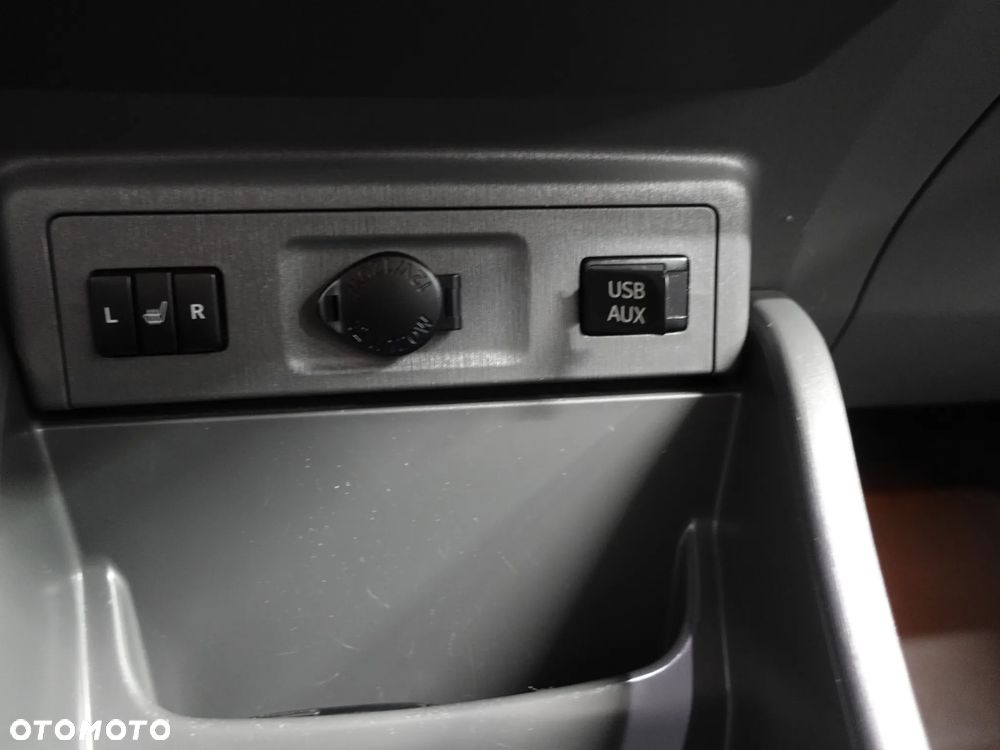 Toyota Prius (Hybrid) - 33