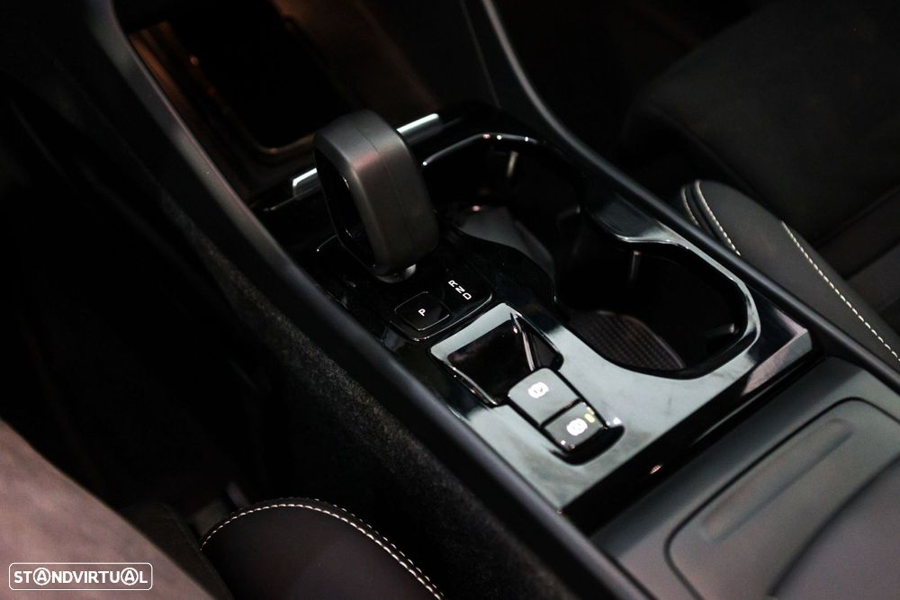 Volvo XC 40 2.0 B3 Plus Dark - 32