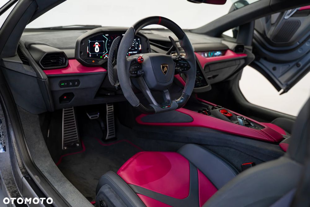 Lamborghini Revuelto - 12