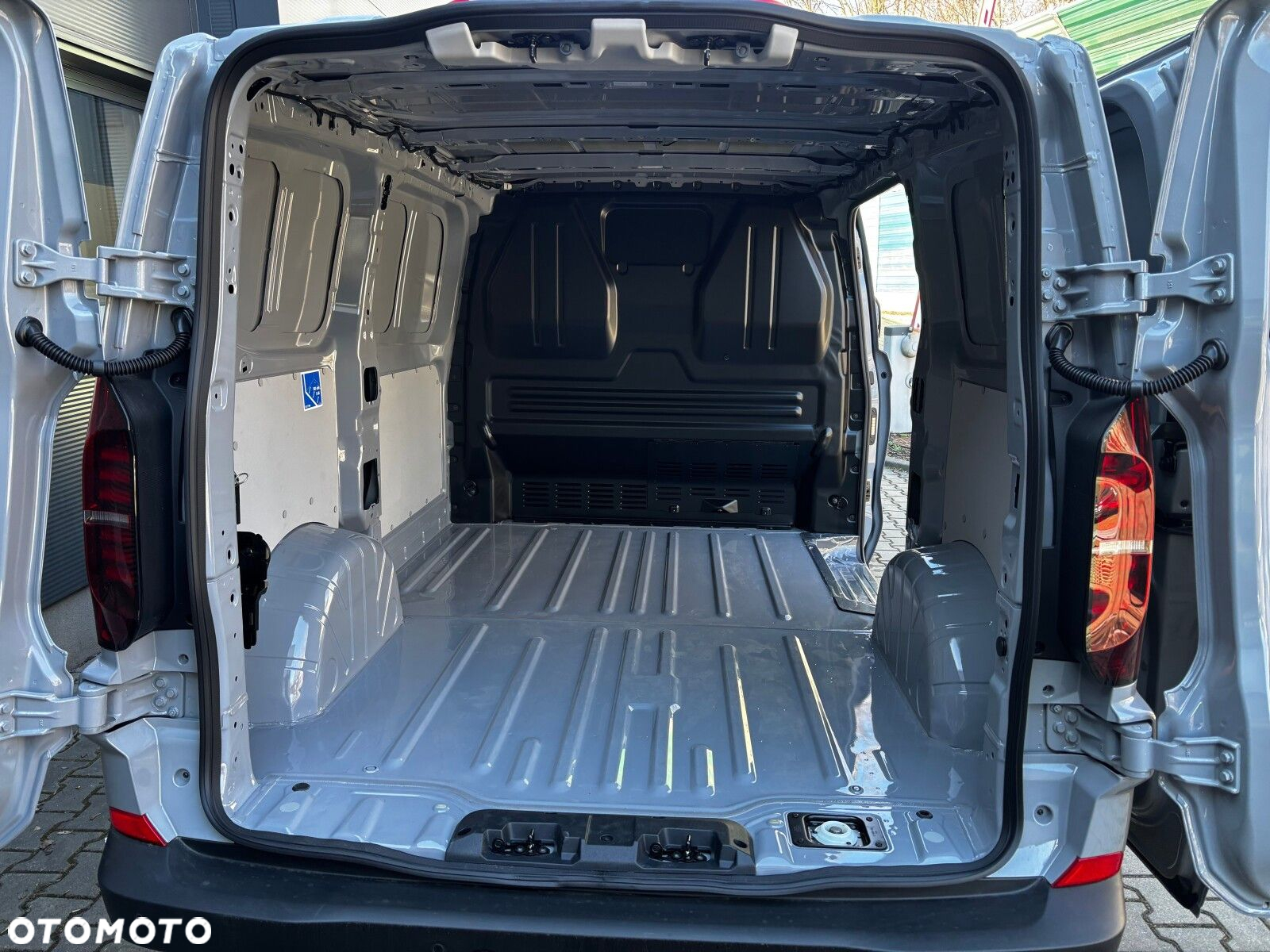 Volkswagen Transporter 2.0 TDI 150 KM 8-b automat. L1 - 8
