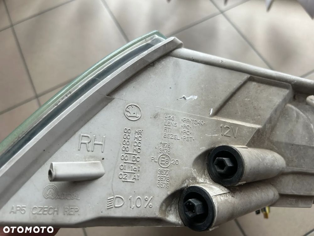 LAMPA PRAWA LEWA PRZÓD XENON SKODA OCTAVIA II - 12