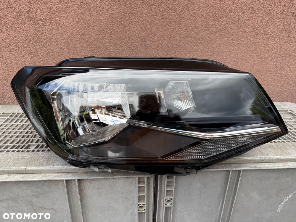 Lampa przednia VW CADDY 2K1 CIEMNA PRAWA EUROPA ORYGINALNA HELLA
