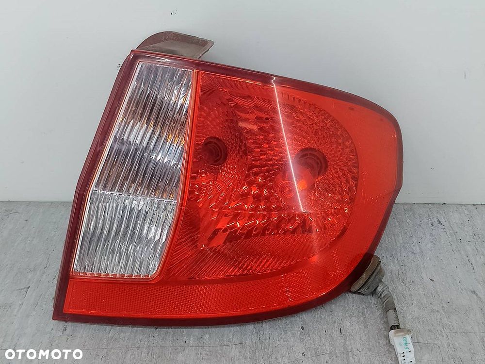LAMPA TYLNA PRAWA HYUNDAI GETZ 92402-0B5 - 1