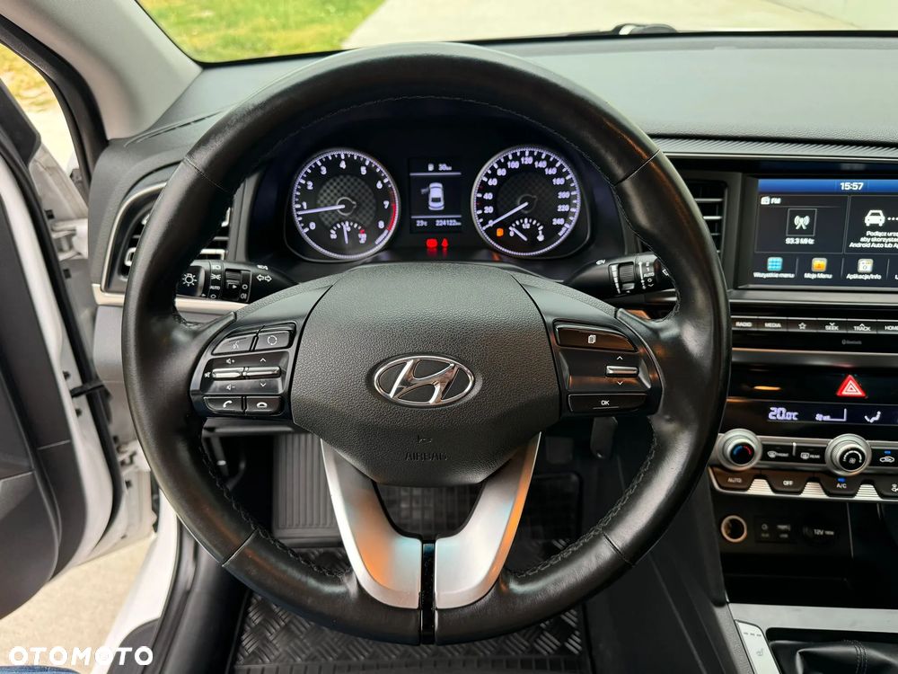 Hyundai Elantra 1.6 Comfort - 12