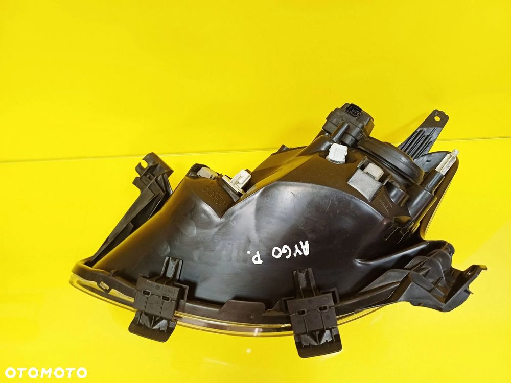 REFLEKTOR LAMPA PRAWY PRZÓD TOYOTA AYGO I 81110-0H010 NR89 - 8