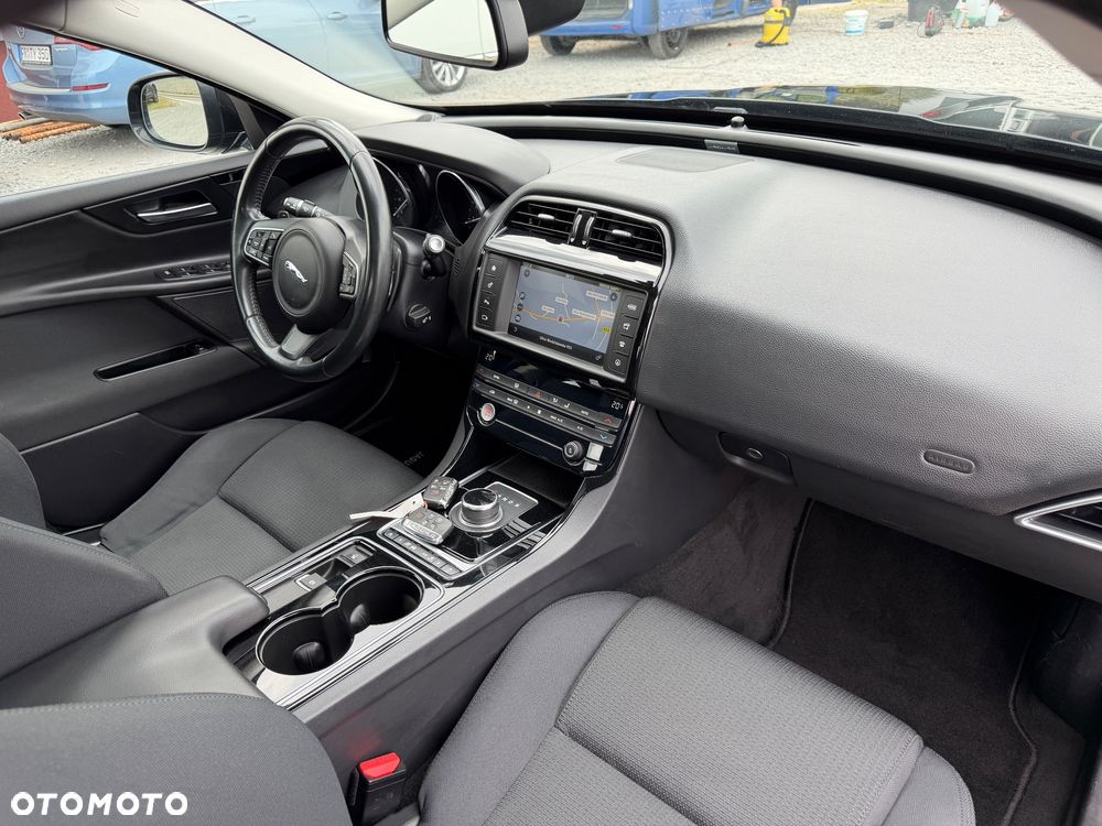 Jaguar XE 20t Prestige - 21
