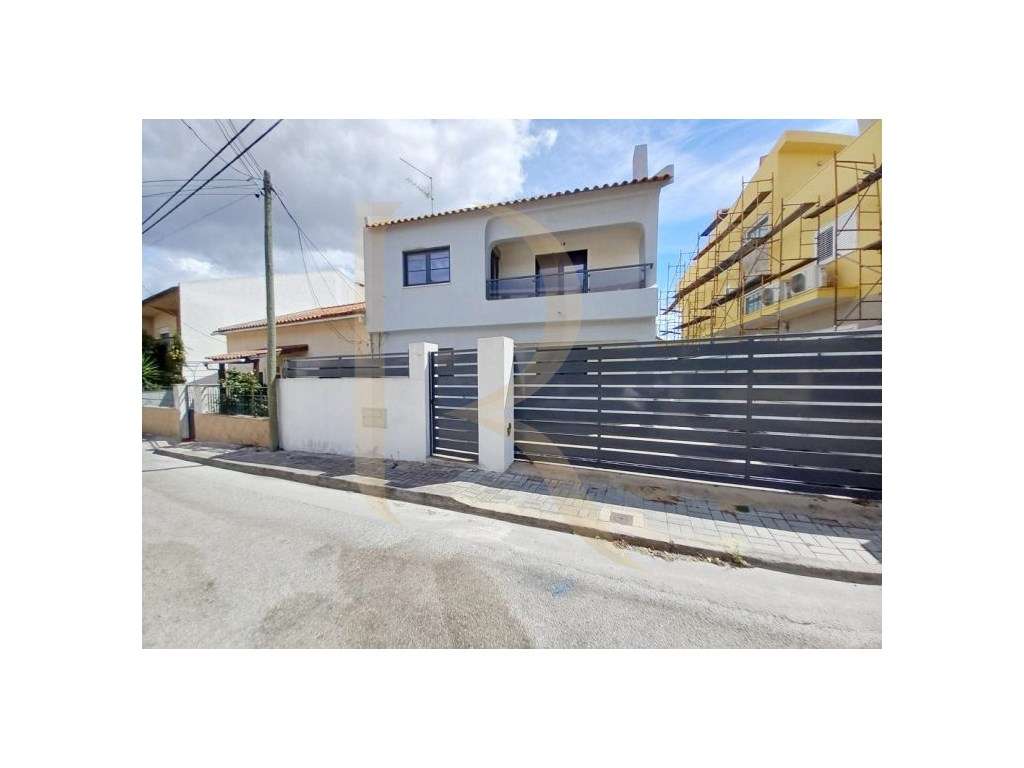 Moradia geminada remodelada T3+2 com logradouro, anexo e terraço em... - Grande imagem: 2/46