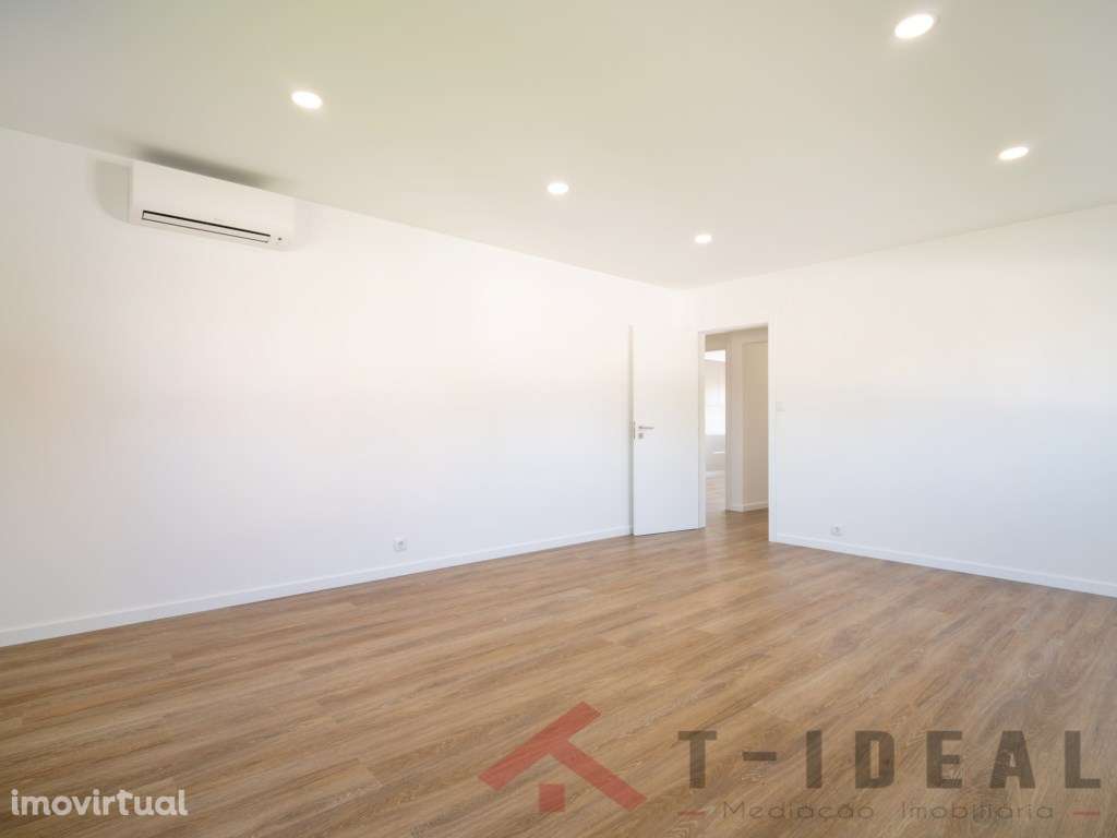 Apartamento T2 Renovado com 225 m2 de Logradouro Privativo - Grande imagem: 4/38