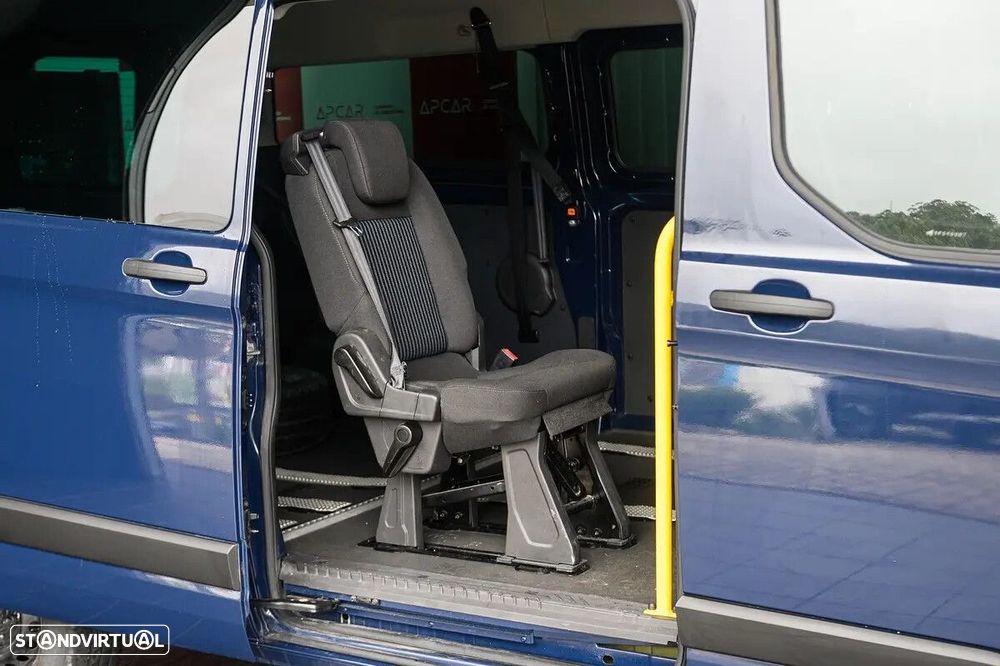 Ford Transit Custom Adaptada p/ 3 cadeiras de rodas - 16