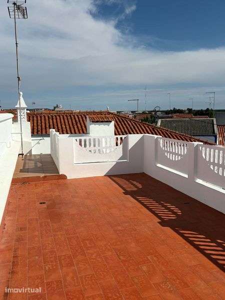 Moradia Geminada com terraco e varanda