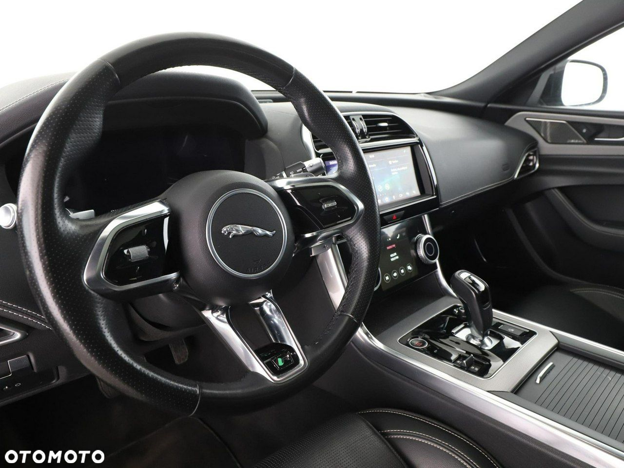 Jaguar XE 2.0 D180 AWD R-Dynamic SE - 14