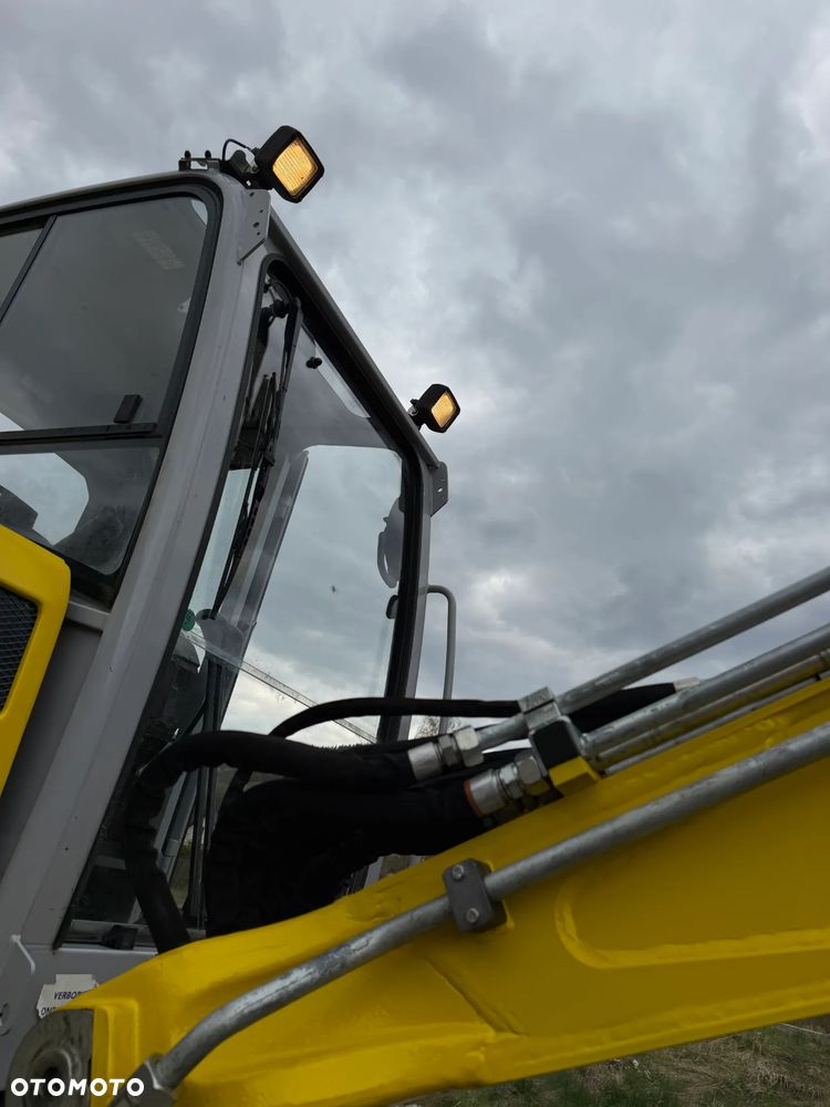 Wacker Neuson EZ53 Koparka Gąsienicowa 5,5 Tony. 2020 rok. 1772 mtg. Jak Nówka z salonu! ani deka luzów czy wycieków! Pochodzi z Gospodarstwa Norweskiego! Aktualne serwisy DEKRA BMWT 2027r. 2 łyżki. Silnik PERKINS 4 cyl. 52km. Maszyna Full wypasiona! Bogata wersja Norweska! Klima. Szybkozłącze Hydrauliczne. OKAZJA. Pełny Oryginał historia do sprawdzenia w Wacker autoryzowany! 4 sekcje Hydrauliczne. Po serwisach eksploatacyjnych. Ani Deka luzów i wycieków - 24