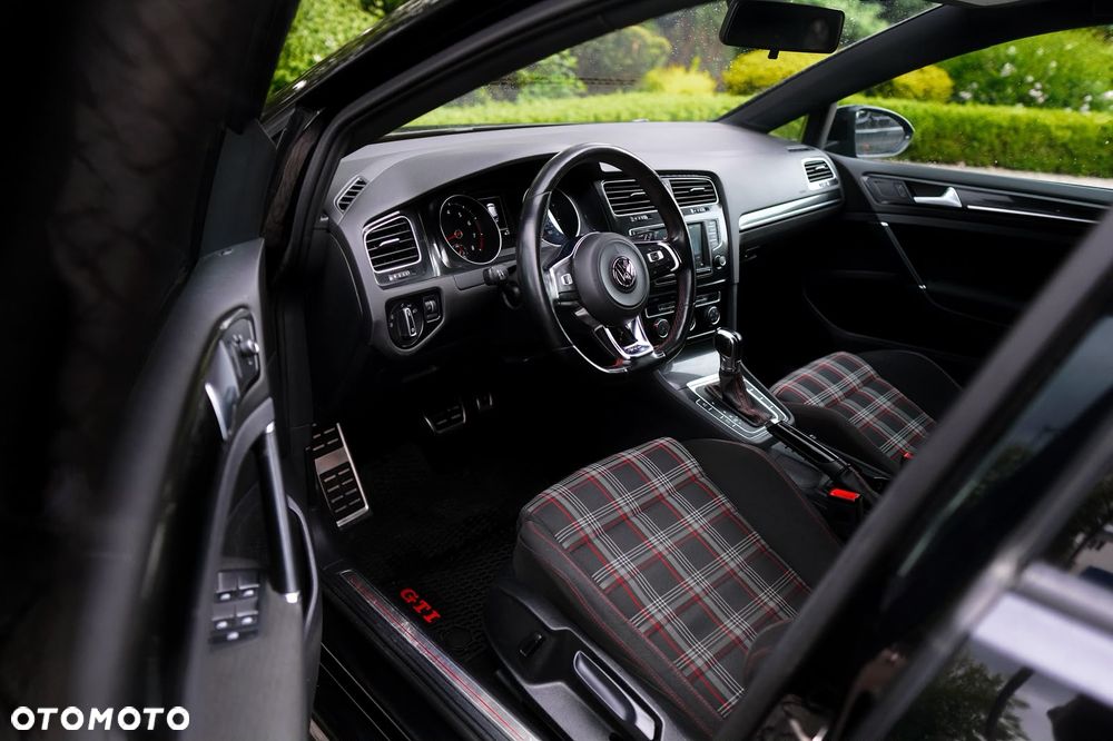 Volkswagen Golf - 28