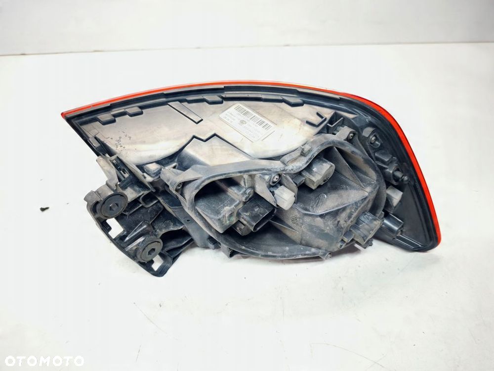 LAMPA PRAWY TYŁ W BŁOTNIK AUDI A4 B9 SEDAN 8W5945070A ZWYKŁA - 9
