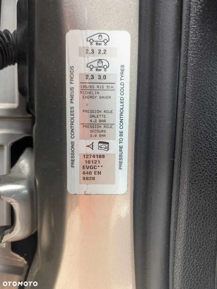 Peugeot 308 2011 1.2 benzyna - Oferuję Peugeot 308 z 2011 roku z silnikiem 1.2 benzyna. Pojazd przeznaczony wyłącznie na części.  Samochód nie jest oferowany jako pojazd do jazdy ani do rejestracji. Sprzedaż dotyczy poszczególnych części i podzespołów.  Silnik uszkodzony. Auto kompletne – wiele elementów w dobrym stanie.  Dane podstawowe pojazdu Marka: Peugeot Model: 308 Rok produkcji: 2011 Silnik: 1.2 benzyna Skrzynia biegów: manualna Nadwozie: hatchback Kolor: czarny Dostępne części (przykładowo): elementy karoserii (drzwi, maska, zderzak) reflektory i lampy skrzynia biegów zawieszenie wnętrze moduły i elektronika układ hamulcowy inne części – zapytaj o dostępność Informacje dodatkowe Sprzedaż części pojedynczych Silnik uszkodzony Cena zależna od wybranej części Możliwa wysyłka lub odbiór osobisty Kontakt przez wiadomość lub telefonauto na części - 12