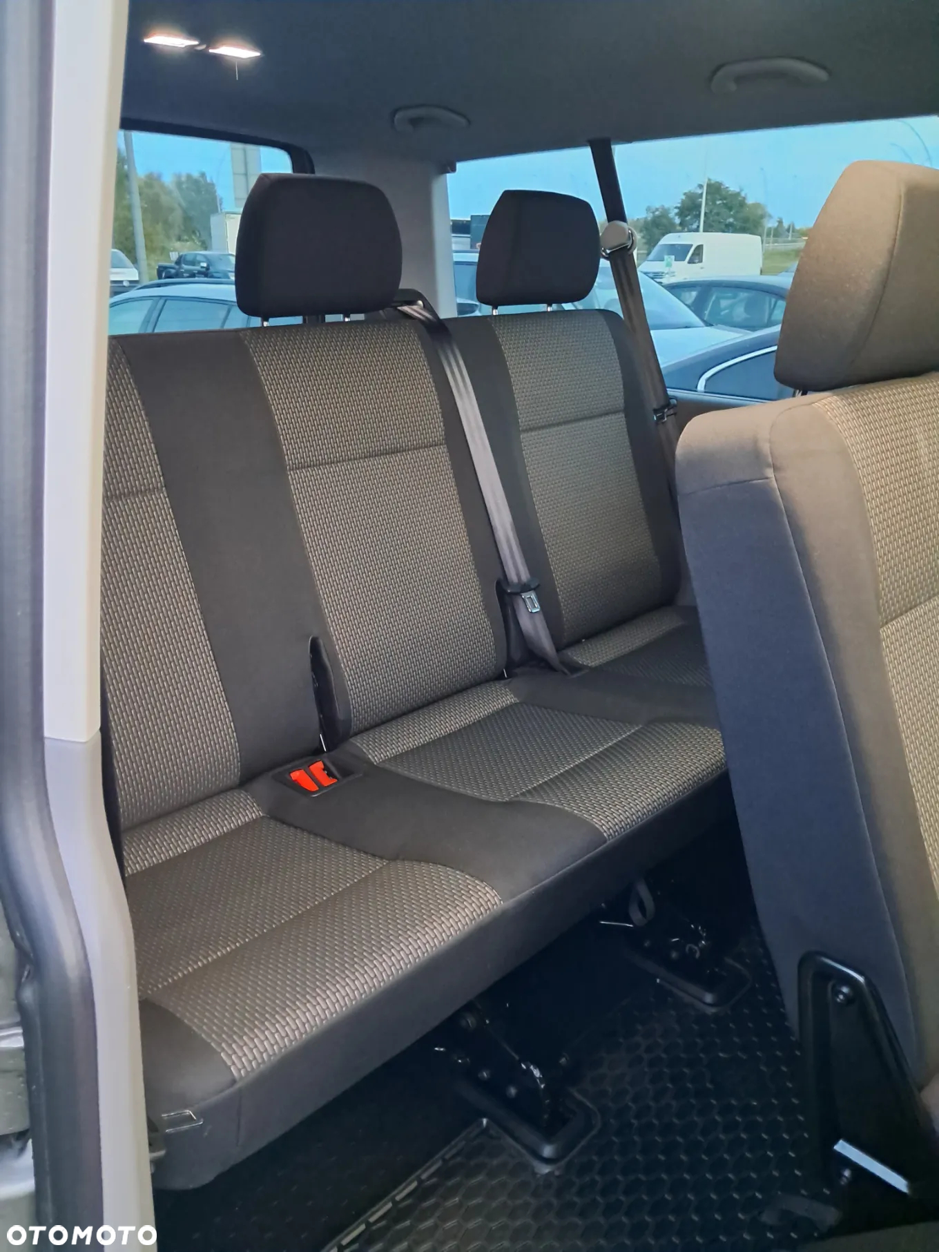 Volkswagen Caravelle - 10