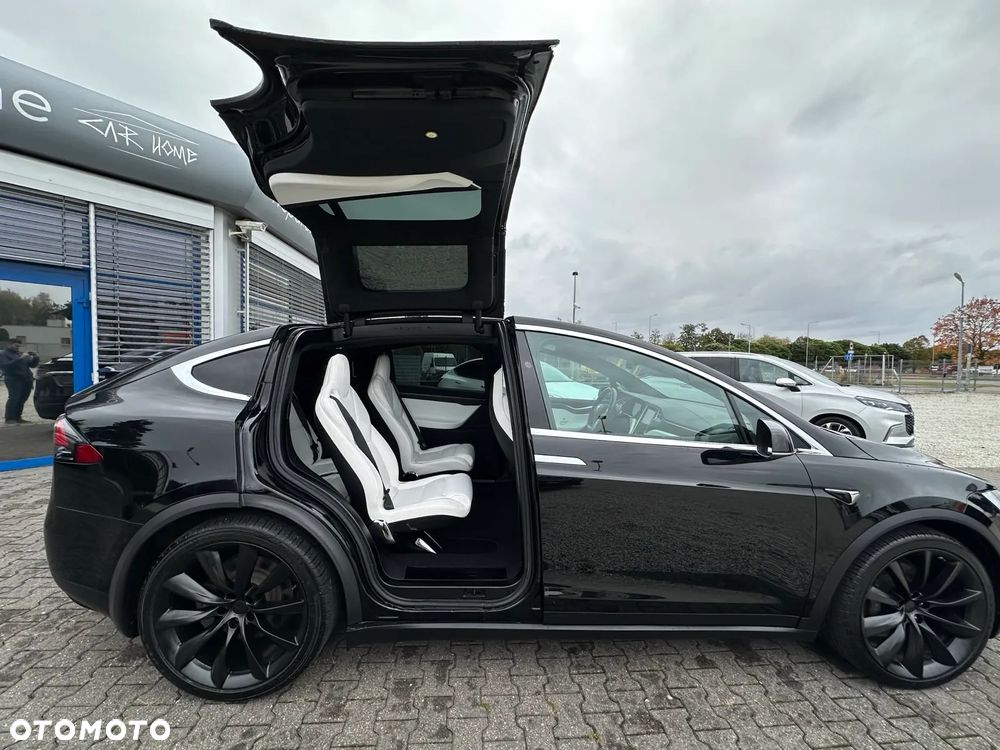 Tesla Model X - 13