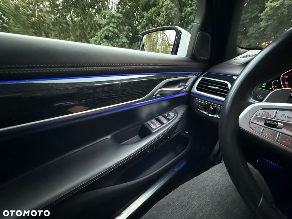 BMW Seria 7 750Li xDrive - 32