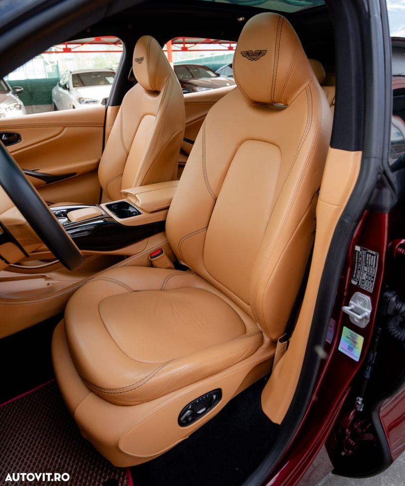 Aston Martin DBX - 11