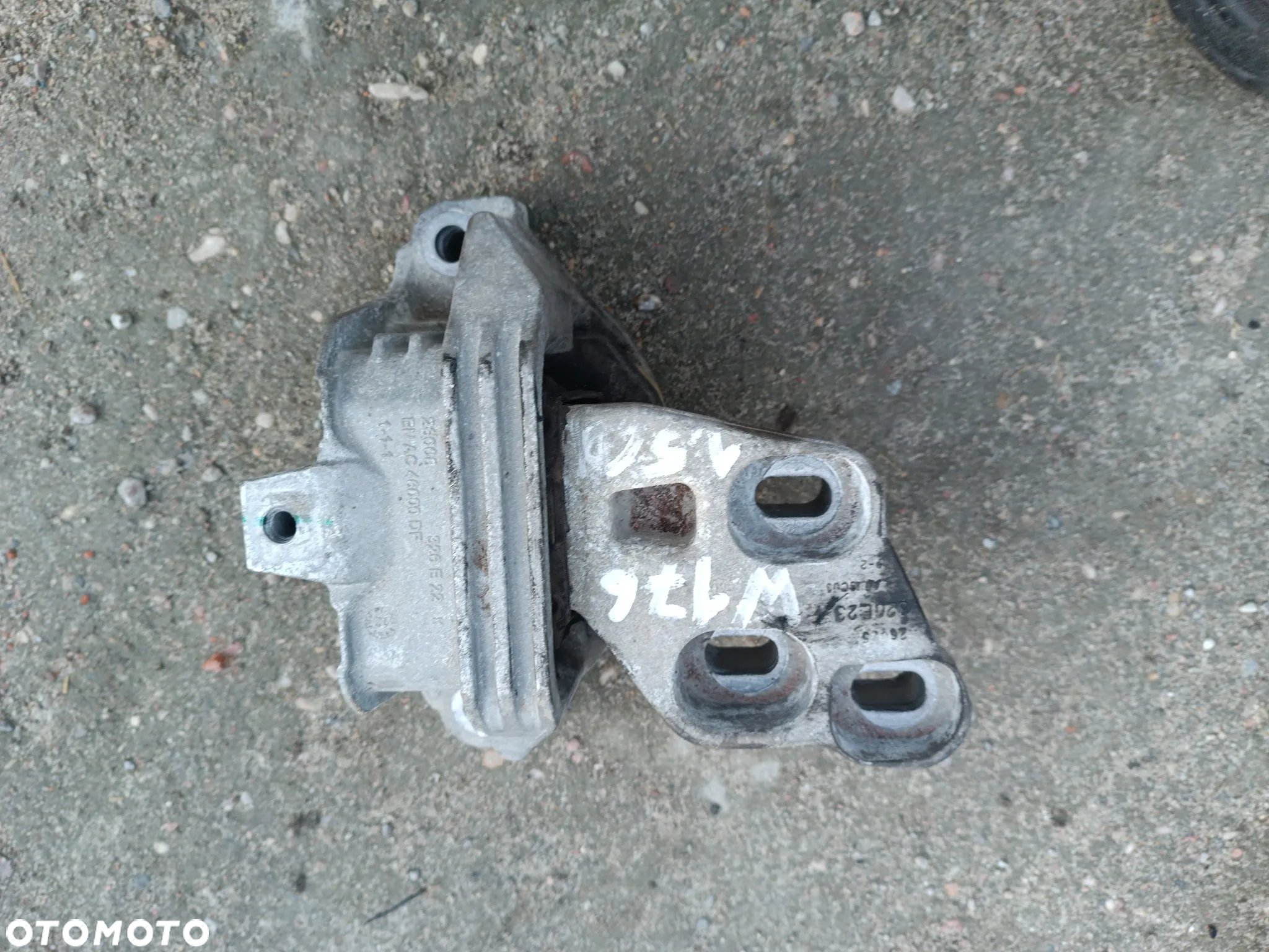 ŁAPA PODUSZKA SILNIKA 1.5 CDI MERCEDES A KLASA W176 - 2