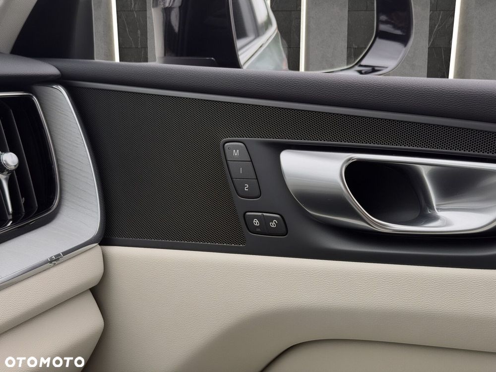 Volvo XC 60 B4 D Plus Dark - 26