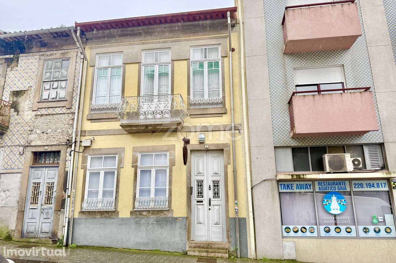 Prédio de 2 pisos com 4 T0s e logradouro, no centro de Gaia - Grande imagem: 2/36