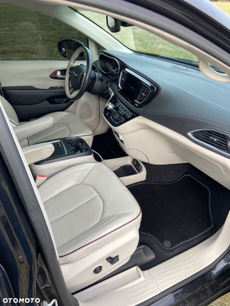 Chrysler Pacifica - 8