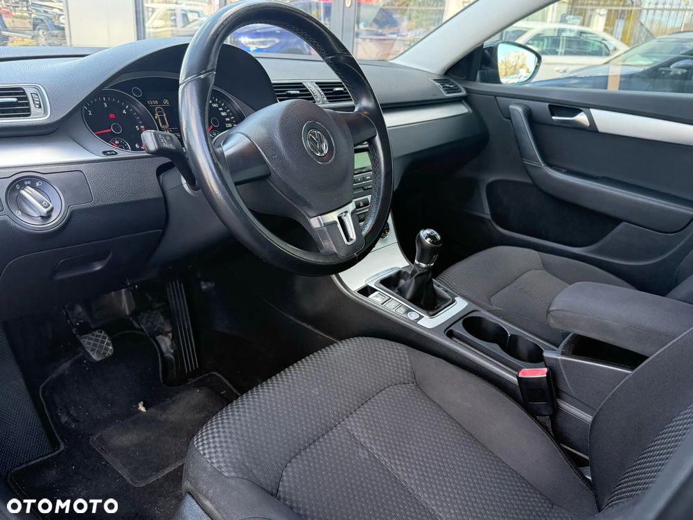 Volkswagen Passat 1.6 TDI Comfortline - 9