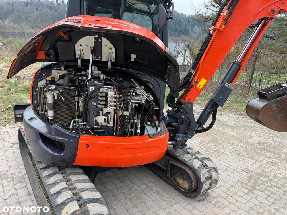 Kubota U55-4. koparka 5,5 tony. 2016 rok. 2300 mtg! KLIMATYZACJA. Długie ramie plus! 3sekcje Hydrauliczne. zamki na tłokach. Koparka Jak nówka sztuka. Zadbana zero zużycia. Z gospodarstwa Norweskiego. Zmiana łyżek Hydrauliczna. LENHOFF. Ani deka luzów wycieków. Szybka wolna jazda. Gąski perfekt stan. OKAZJA TANIO. Aktualna Dekra. Po serwisach eksploatacyjnych. Mocny silnik Kubota 4 cylindry! Zamki na tłokach. Wielka Okazja - 10