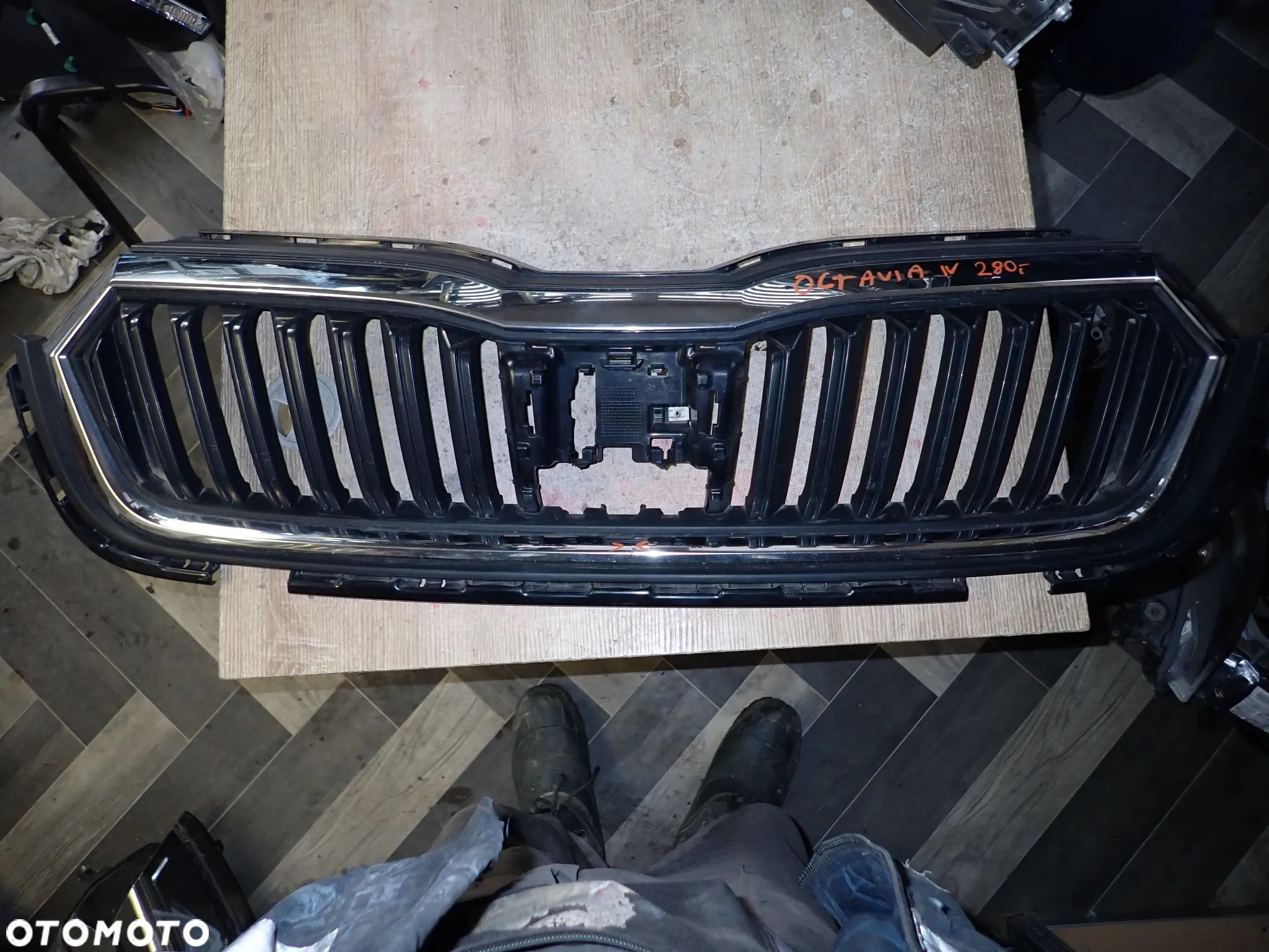SKODA OCTAVIA IV GRILL ATRAPA - 1