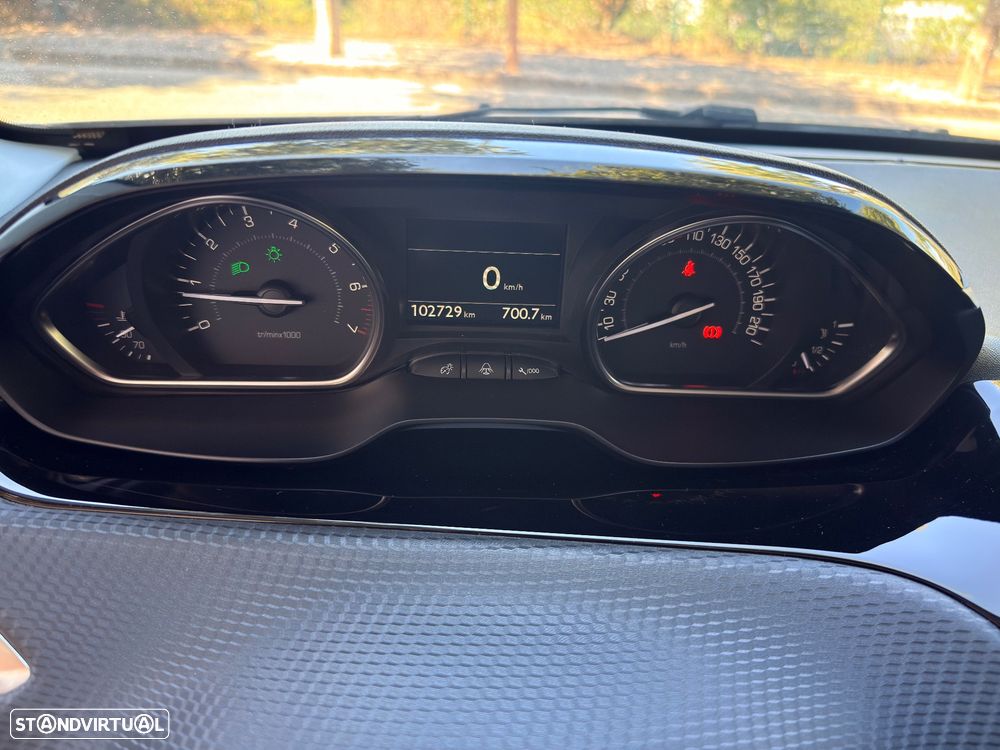 Peugeot 2008 1.2 PureTech Allure - 19