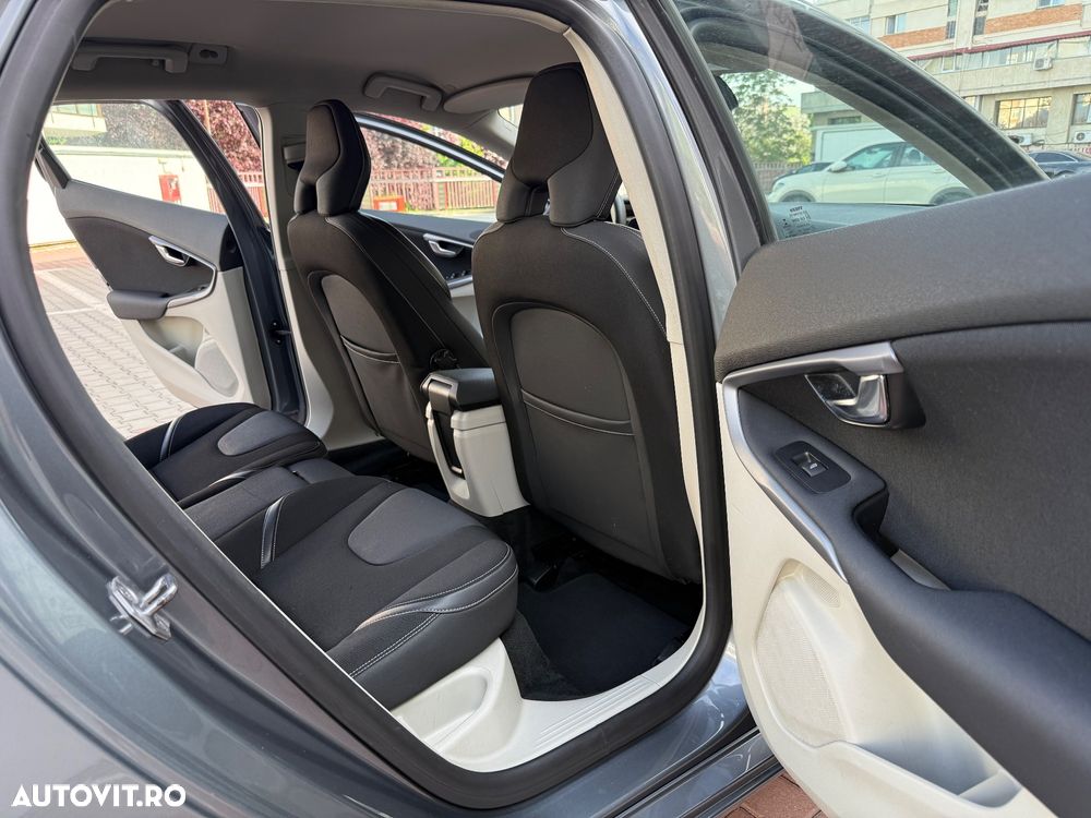 Volvo V40 D2 Powershift Momentum - 16