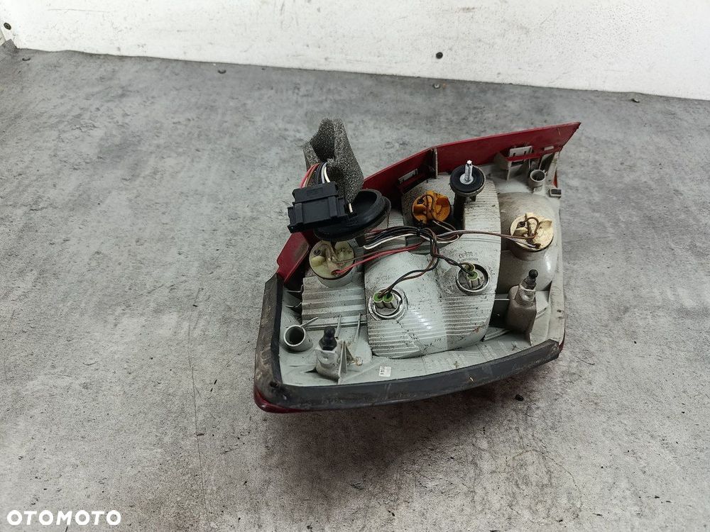 LAMPA TYLNA PRAWA  FABIA II 5J6945096 5J6945112 VP7SWX-13404 VP7SWX-13A602 - 10