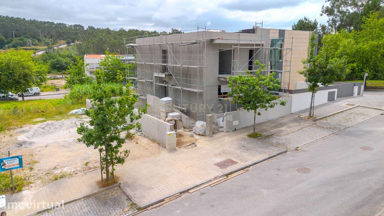 Moradia nova em fase final de construção - Grande imagem: 3/15
