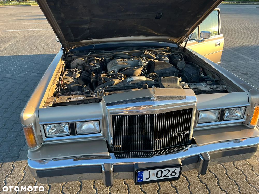 Lincoln Town Car - 11