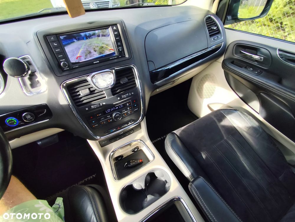 Chrysler Town & Country 3.6 Limited - 23