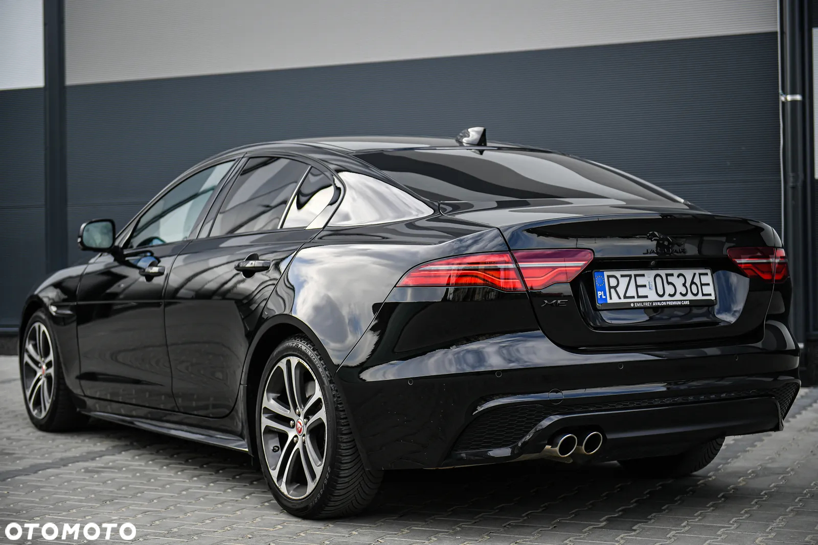Jaguar XE 2.0 D180 R-Dynamic S - 10
