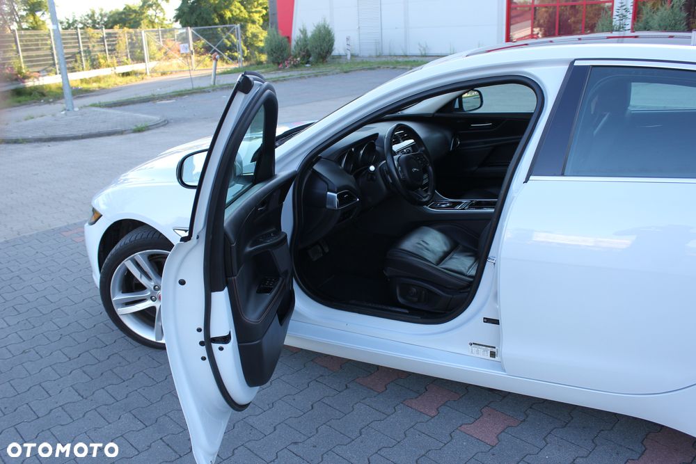 Jaguar XE S - 33